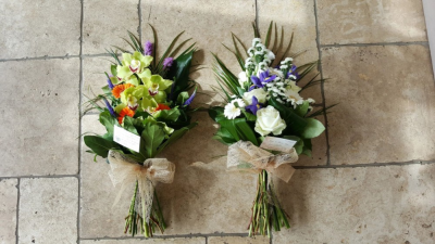 Mixed Sheaf - Handtied sheaf of mixed flowers.

Can be made in custom colours please list this in the special requirements

Standard price sheaf contains basic flowers such as Carnations, Germini, Spray carnations, Limonium and Chrysanths.

For additional flower types such as Roses, Lisianthus, Spray Roses, Hydrangeas, Lilies or other more expensive types the price will start from £55.00 for standard size tribute.