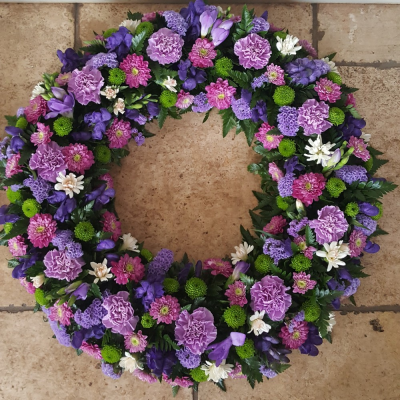 Loose Wreath - ****Please Allow 3-4 Days for this Design****

 

Arranged in foam wreath ring available in various sizes.

Flowers content and colours may vary from those shown in example images due to price and availability.

Please Add Specific Colours into the special requirements 

12 inch from £60.00

14 inch from £80.00

16 inch from £100.00

18 inch from £150.00

20 inch from £190.00
 
Standard price Wreaths contain basic flowers such as Carnations, Germini, Spray carnations, Limonium and Chrysanths.

For additional flower types such as Roses, Lisianthus, Spray Roses, Hydrangeas, Anthuriums, Orchids, Lilies or other more expensive types the price will start by approximately £10.00 on top of standard price for the size of the tribute depending on whats required.

If you have specific requirements please enquire for an accurate price.